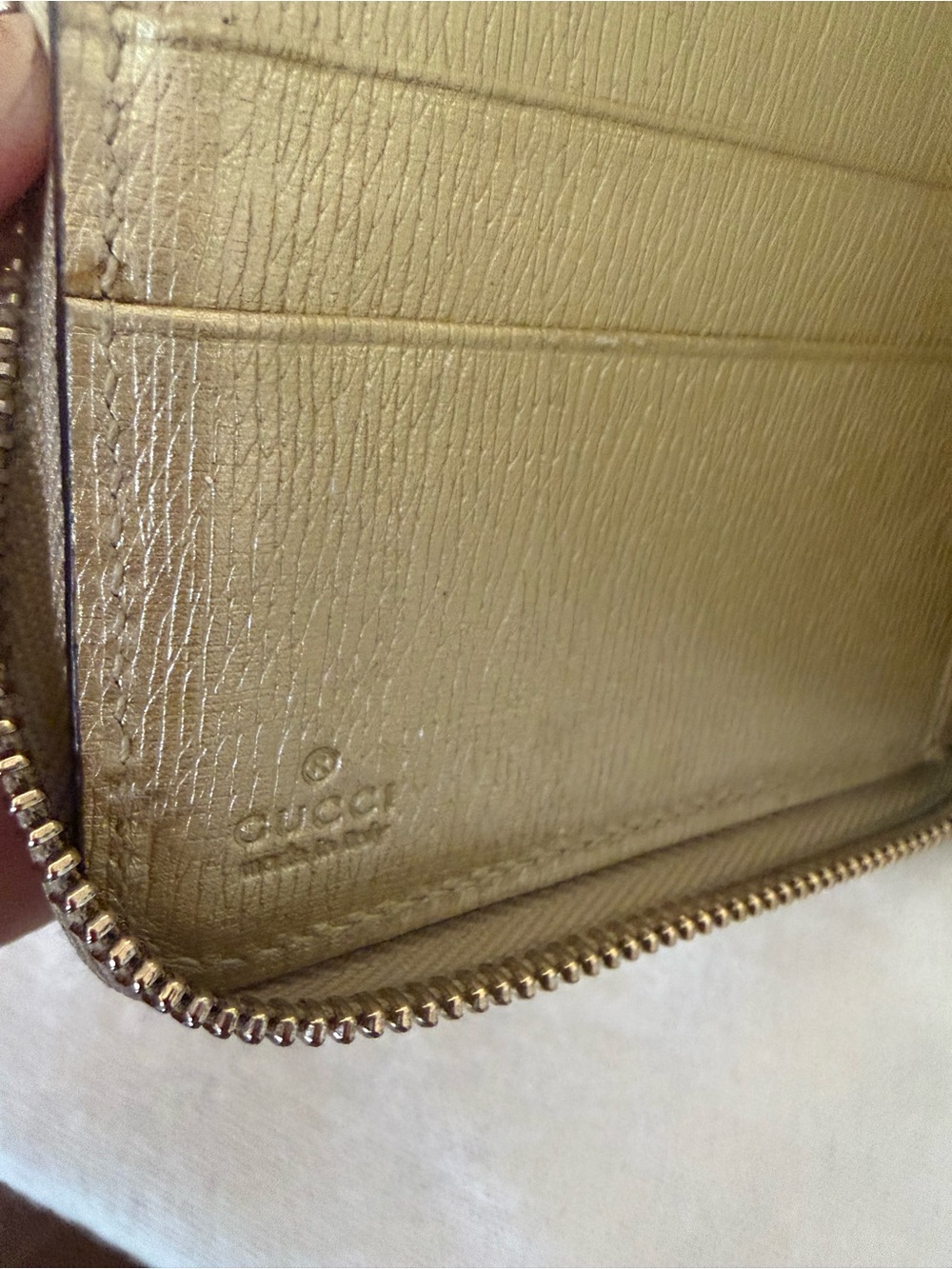 Gucci Metallic Gold Leather Zip Wallet with Signature Emblem - Picture 4 of 8